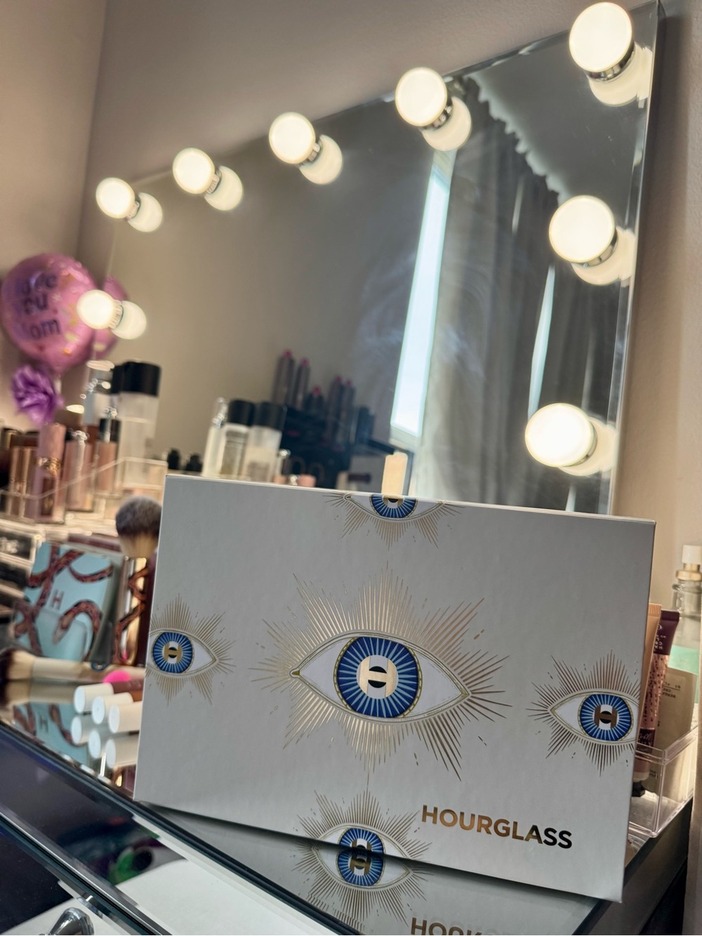 Hourglass eye box/packaging with stuffing